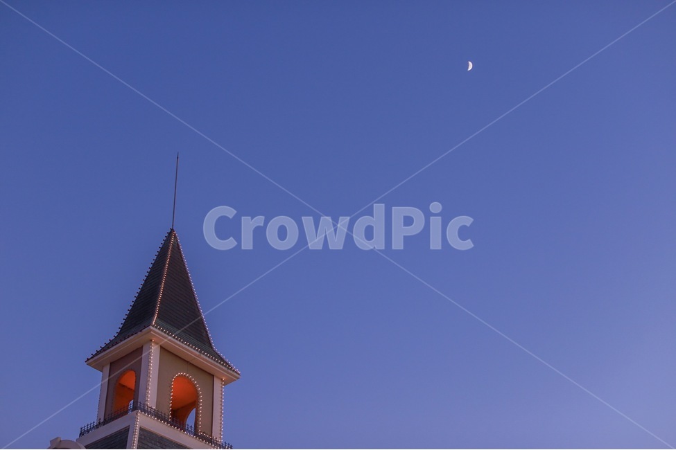 하늘,밤하늘,달,겨울,Moon,sky,야경,밤,풍경,nightscape,night,landscape,색깔,색상,색채,색감,color sense,color sensitivity,feeling of color,건축물,건물외관,exterior,building,structure,architecture,construction,건물,tower,탑,steeple,뾰족한 탑,spire,첨탑