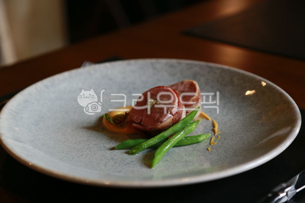 오리고기,오리안심,오리가슴살,스테이크,오리스테이크,베이컨,프렌치레스토랑,레스토랑,프렌치,restaurant,french,음식,food,cuisine,요리,kitchen,주방,플레이트,plate,plating,플레이팅,dish,접시,식사,포크,dinner,디너,다이닝,파인다이닝