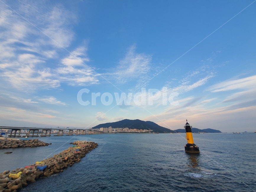 land,땅,nature,자연,water,물,sea,바다,ocean,해안선,shoreline,섬,남항,방파재,등대,대교,다리,전경,구름,sky,하늘,blue,파란하늘,파란,등대,lighthouse,outdoors,옥외,대양