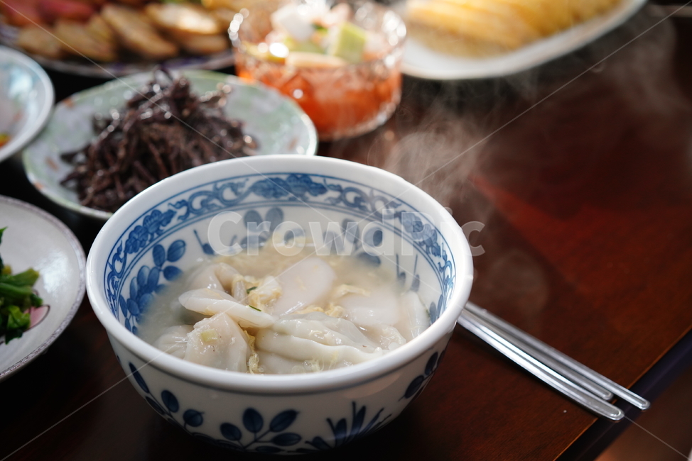 쌀,떡국,음식,한식,그릇,온기,먹방,국물요리,요리,설날,식사,먹거리,국물,설,명절,음식,식재료,요리,food,cook,meal,dishes,food reserves,한식,한국음식,한국요리,korean food,korean dishes,korean meal,korean cook