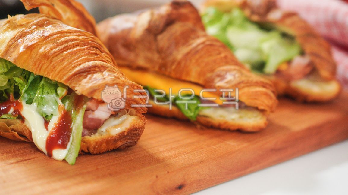 빵,크로와상,베이커리,샌드위치,크로와상샌드위치,sandwich,croissantsandwich,burger,버거,치즈,마요네즈,상추,케찹,bread,food,음식,croissant,bakery