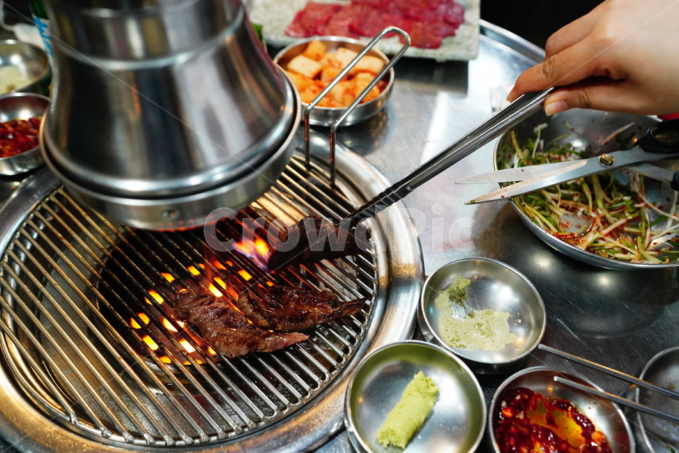 고기,한우,술안주,먹거리,식사,음식,푸드,한식,불판,손,사람,음식,식재료,요리,food,cook,meal,dishes,food reserves,육류,고기,meat,한식,한국음식,한국요리,korean food,korean dishes,korean meal,korean cook