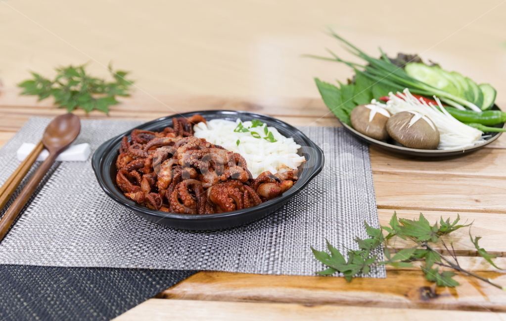 주꾸미,요리,다이어트,매운음식,식기류,건강식,조리법,그릇,테이블,식사,맛있다,먹다,별미,낙지,문어,맵다,짜다,준비,숟가락,식탁,붉다,해산물,바다요리,재료,배고프다,무침,볶음,식당,밥,볶다,젓가락,매콤하다,양념,국수,술안주,음식,식재료,요리,food,cook,meal,dishes,food reserves,한식,한국음식,한국요리,korean food,korean dishes,korean meal,korean cook
