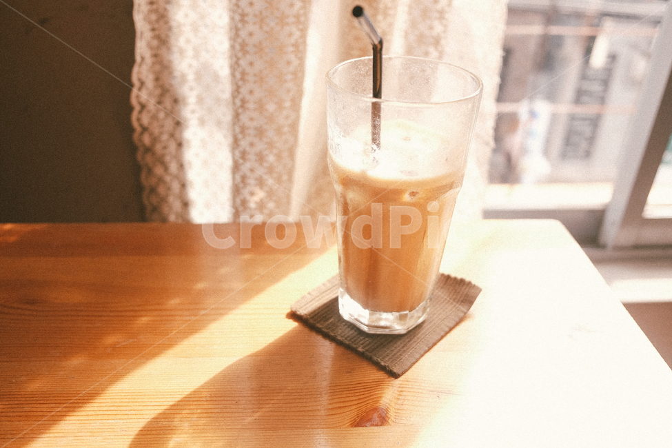 커피,카페,음료,라떼,coffee,cafe,차가운음료,레이스,빛,색감,따뜻함,햇살,햇빛