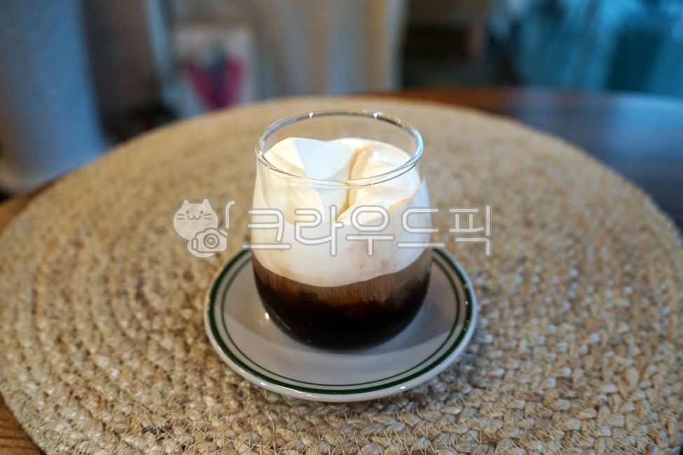 커피,카페,아인슈페너,비엔나커피,크림,음료,음식,food,beverage,cream,coffee,cafe,viennacoffee,원목테이블,나무,wood,woodentable,table,유리컵,컵받침,감성