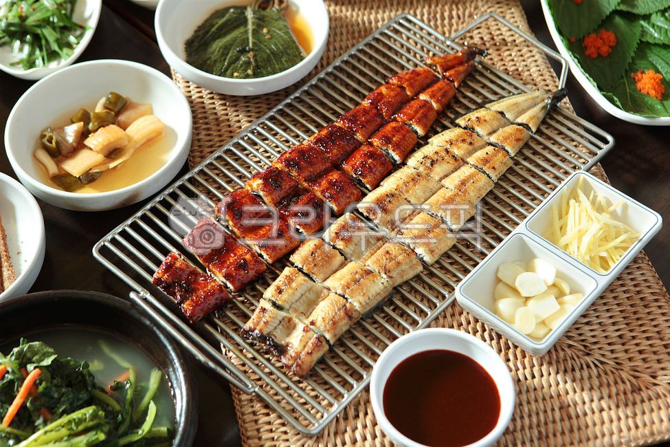 장어,민물장어,장어구이,풍천장어,고창장어,깻잎,트레이,대나무,대나무트레이,라탄,라탄트레이,접시,고창풍천장어,민물장어구이,양념장어,셀프장어,셀프장어구이,장어초벌,장어초벌구이,민물장어초벌구이,물고기,원기회복,복날,초복,중복,말복,복날음식,초복음식,말복음식,중복음식,한국음식,식당,요리,맛집,음식,전통음식,구이,자연산장어,장어탕,민물장어탕,자연산민물장어,장어요리,보양식,영양식,건강식,보양음식,영양음식,건강음식,한식,장어정식,마늘,생강,야채,석쇠,장어소스,소스,민물장어소스,김치,물김치,석쇠구이,장어맛집,장어음식점,음식점,장어꼬리,민물장어꼬리,고창민물장어,풍천민물장어,음식,식재료,요리,food,cook,meal,dishes,food reserves