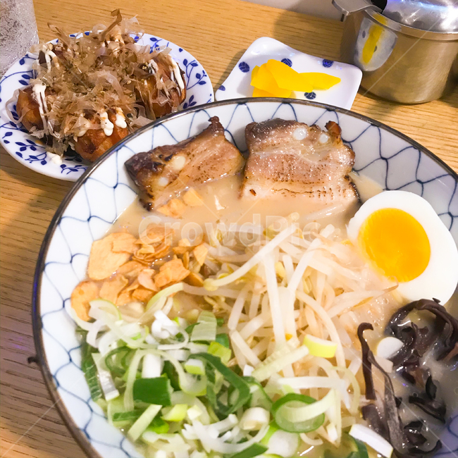라멘,점심,저녁,계란,돈코츠라멘,타코야끼,일식,일본음식,그릇,국물,면,따뜻한,도자기,ramen,japan,japanese,japanesefood,egg,noddle,meal,음식,food