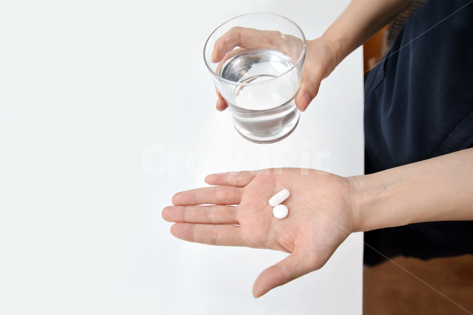 약,누끼,isolated,조제,약사,처방,처방전,복용,장기복용,혈압약,고혈압,당뇨약,당뇨병,다이어트약,부작용,사람,인물,인간,human,person,신체일부,몸,body,의료,의학,병원,medical,hospital,clinic