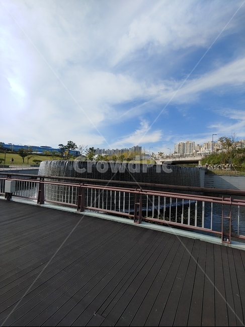 다리,bridge,산책로,boardwalk,building,건물,railing,난간,banister,handrail