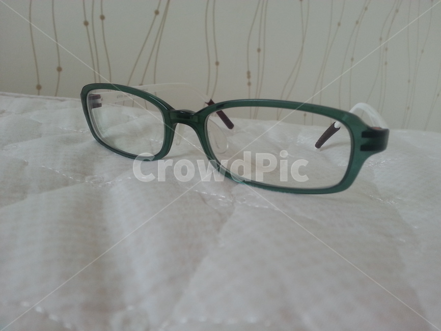 안경,glasses,eyeglasses,실내,침대,흰색