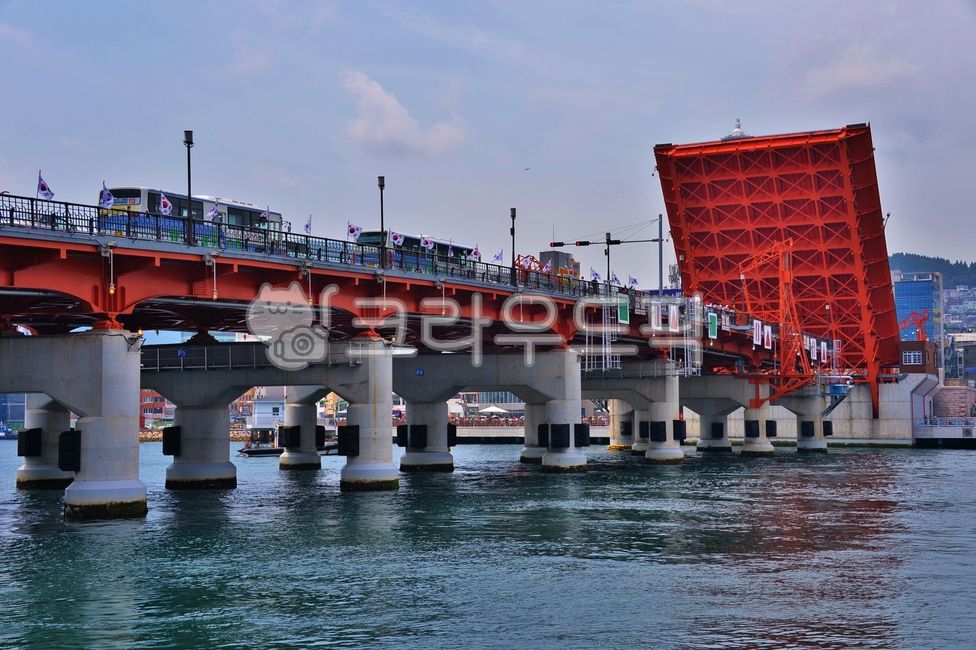 부산,영도다리,다리,바닷물,옛명물,올리는다리,교통,버스,차량,태극기