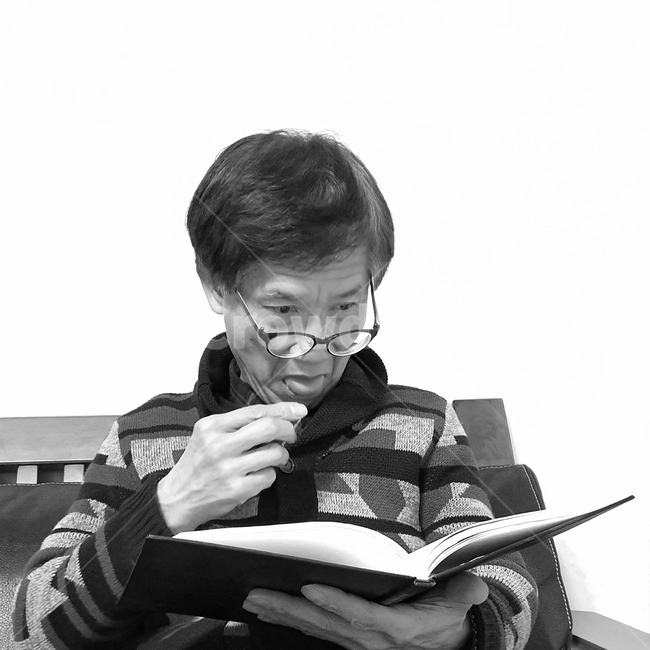 person,사람,hume,reading,독서,아버지,아빠,표정,인물,인간,얼굴표정,남성,남자,male,face,책,안경,도서,책읽기,노안,facial,expression,흑백사진,모노톤,monochrome,사람,인물,인간,human,person,남성,남자,man,male,흑백,모노톤,monochrome,black and white,교육,학교,공부,education,learning,study,school,누끼,remove background