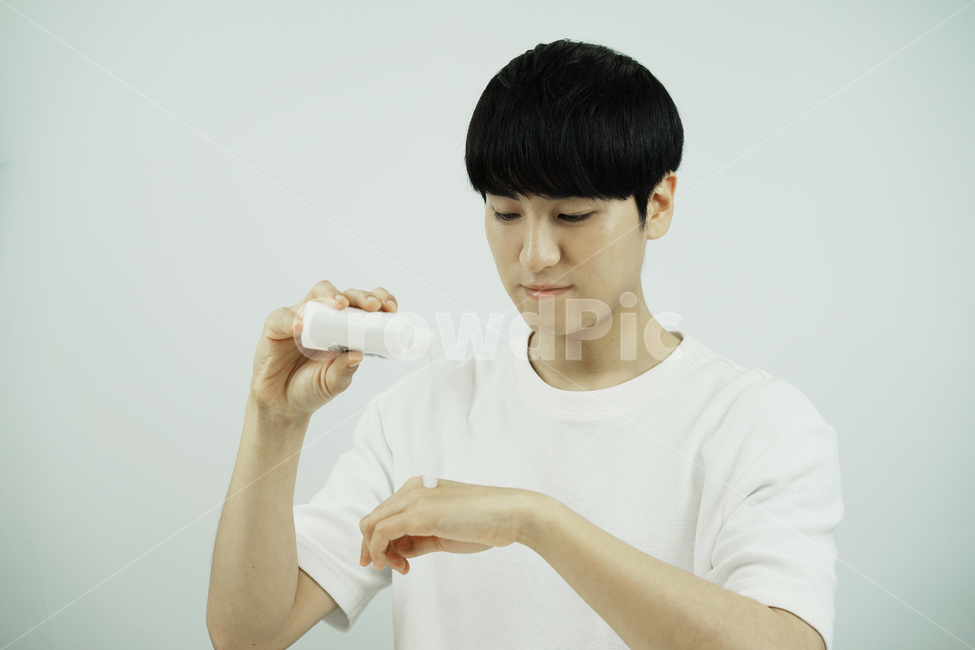 남자,뷰티,스킨케어,피부관리,화장품,로션,beauty,skincare,cosmetic,남성,lotion,그루밍족,사람,인물,인간,human,person,남성,남자,man,male,뷰티,미용,beauty treatment
