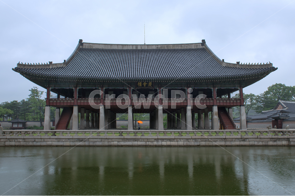경회루,고궁,연못,소나무,정원,건축물,전통,보존,역사,조선시대,관광지,여행,명소,서울,가볼만한곳,아름다운,한국의미,문화,반영,풍경,비오는날,우산,관광객,1명,구름,하늘,조용한,궁궐,건축,전통건축,한국,한국전통,한옥,기와,명승지,여행지,문화재,건물,한국전통,한국문화,korean traditional,korean culture,랜드마크,landmark,tourist attraction,한국랜드마크,한국관광지,한국명소,korea landmark,korea tourist attraction
