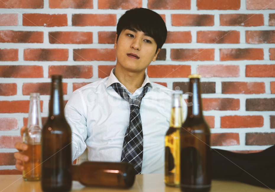 남성,남자,펍,맥주,비어,beer,술,음주,과음,맥주병,병맥주,알코올,직장인,회사원,사람,인물,인간,human,person,남성,남자,man,male,술,주류,alcohol,산업,industry,industrial,비즈니스,사업,business,service,work