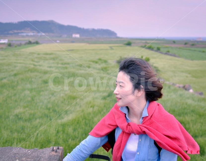 제주도,바람,보리밭,인물사진,여행,시원함,사람,인물,인간,human,person,얼굴표정,facial expression,face,여성,여자,woman,female,lady,감정표현,기분,feeling,emotion,여행,휴가,traveling,vacation,trip