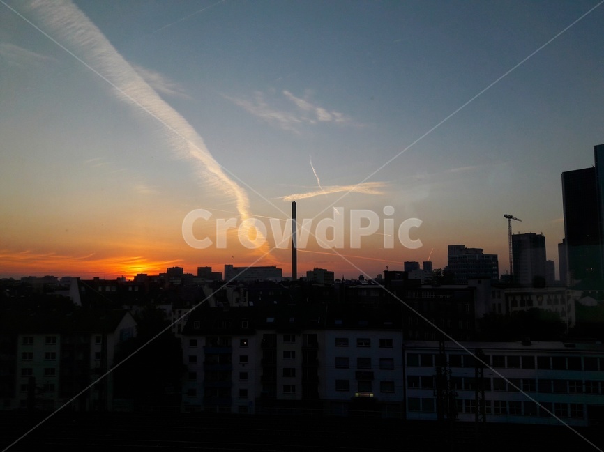 일몰,하늘,구름,태양,굴뚝,도시,풍경,city,landscape,nature,자연,outdoors,옥외,sky,dawn,새벽,sunset,dusk,황혼,red sky,붉은 하늘
