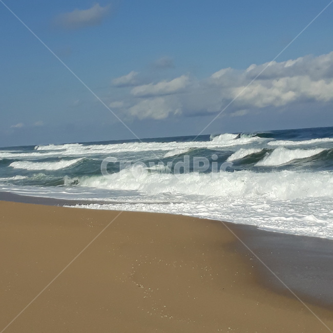 해안선,shoreline,sea,바다,water,물,ocean,대양,자연,nature,옥외,outdoors,바닷물,파도,구름,하늘,모래사장,모래,sand,blue,오션,물그림자,cloud,white,해변,바다,beach,sea