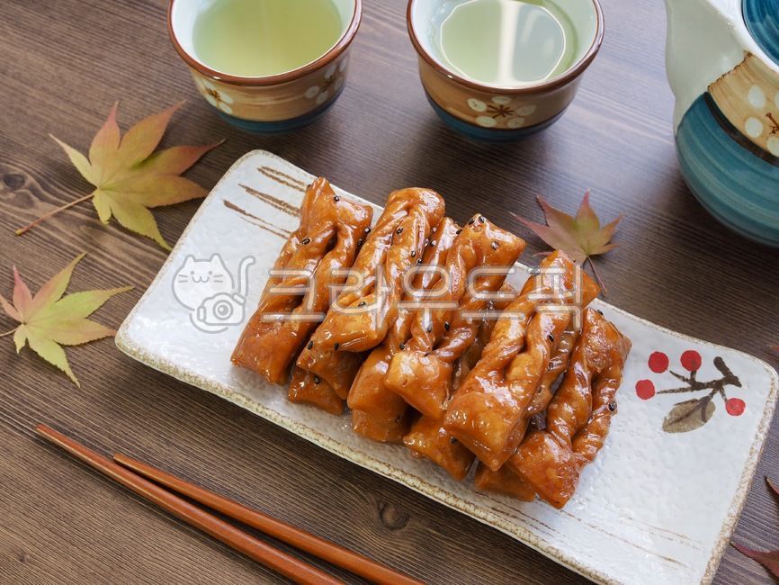 wellnessfood,asianfood,koreanculture,Thanksgiving,traditional culture,Maple leaf,wellbeing,Wellbeing food,Asian food,traditionalfood,Lunar New Year food,new year,Rice crackers,holiday food,koreantraditionalfood,traditional snacks,Korean traditional snacks