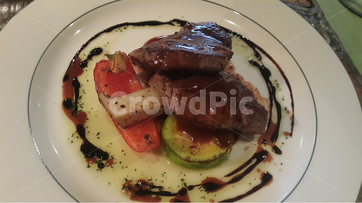 스테이크,플레이팅,가니쉬,steak,소스,버섯,분위기,그릇,파프리카,애호박,음식,요리,음식,식재료,요리,food,cook,meal,dishes,food reserves,양식,서양음식,서양요리,western food,western dishes,western meal,western cook