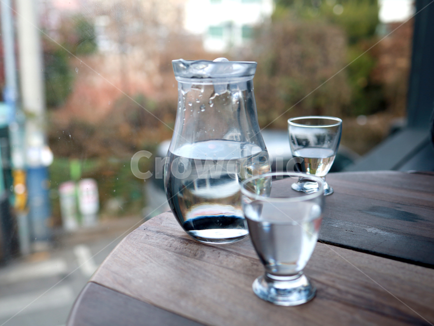 물,유리,glass,물잔,물컵,cup,goblet,고블릿,물병,탁자,테이블,투명한,음료수,drink,beverage