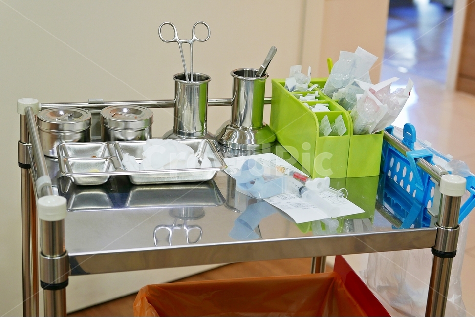 	병원,치료,의료기구,치료도구,도구함,수레,카트,약,약품,가위,주사기,붕대,솜,소독,위생,세균,청결,진단,소쿠리,접시,휴지통,서류,금속,스테인레스스틸,실내,의원,환자,의사,간호사,처방,수술,소독함,처방전,통증클리닉,의료,의학,병원,medical,hospital,clinic,사물,물건,오브젝트,thing,object,matter