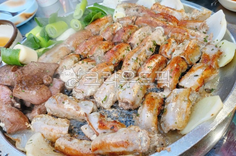 stone tablet,Gopchang,beef tripe,cook,Grilled Beef Tripe,Grilled pork belly,Grilled Tripe,food,meal,dish,potato,fire,ingredients,Grilled Potatoes,cooking,heartache,roast