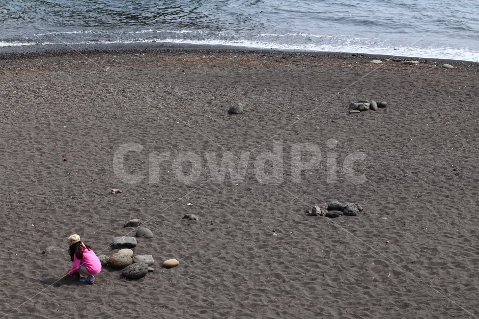 인물,바닷가,소녀,모래밭,돌,아이,행복,놀이,기쁨,해변,바다,beach,sea,사람,인물,인간,human,person,어린이,어린아이,child,children,kid