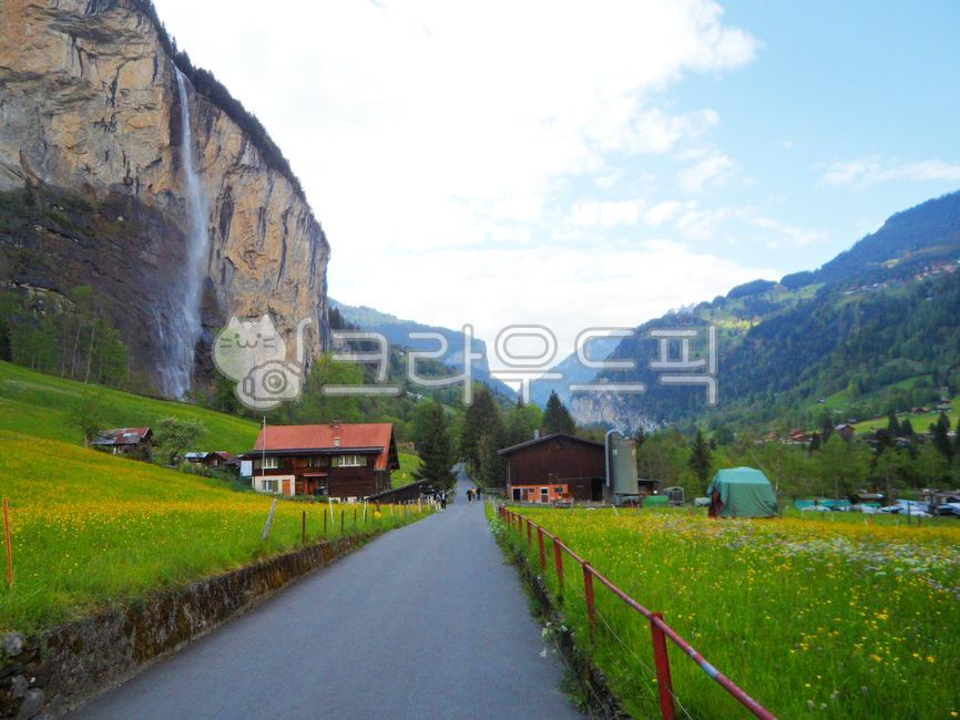 스위스,라우터브루넨,알프스,해외풍경,산,도로,언덕,잔디,자연,경치,골짜기,통로,들,옥외,식물,녹색,낭떠러지,농장,목장,목초지,고원,산악지형,자연경관,야외,세계자연풍경,해외자연풍경,외국자연풍경,switzerland,lauterbrunnen,alps,overseaslandscape,mountain,road,hill,grass,nature,landscape,valley,path,field,outdoors,plants,green,cliff,farm,pasture,grassland,plateau,mountainouslandforms