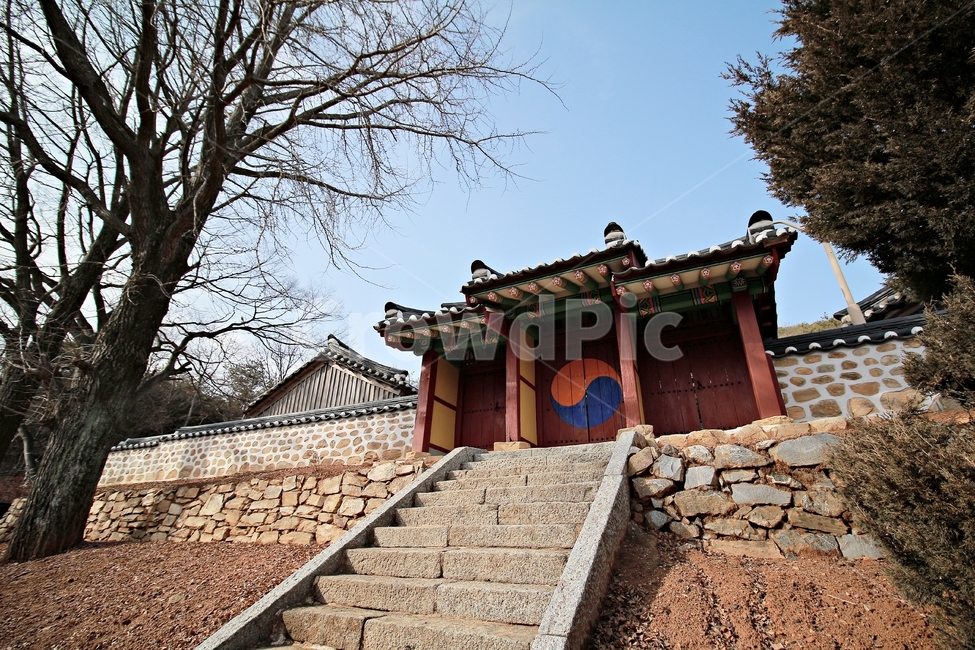 교동도,교동향교,출입문,옛건물,대문,향교,돌계단,푸른하늘,구름,경기도,섬,마을,landmark,landscape,풍경,정겨움,문화,culture,건축,한국전통,한국문화,korean traditional,korean culture,건축물,건물외관,exterior,building,structure,architecture,construction