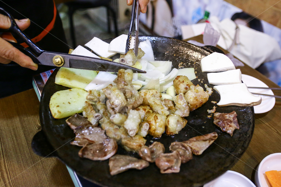 곱창,소곱창,대창,막창,염통,곱창구이,철판구이,외식,회식,곱창집,창자,육류,육식,고기,쫄깃한,고소한,느끼한,기름진,음식,메뉴,요리,상차림,음식점,한국요리,한국음식,맛있는,부추,채소,버섯,식사,음식,식재료,요리,food,cook,meal,dishes,food reserves,한식,한국음식,한국요리,korean food,korean dishes,korean meal,korean cook