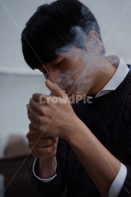 남성,남자,담배,흡연,금연,담배연기,담배꽁초,불씨,라이터,니코틴,건강,사람,인물,인간,human,person,남성,남자,man,male