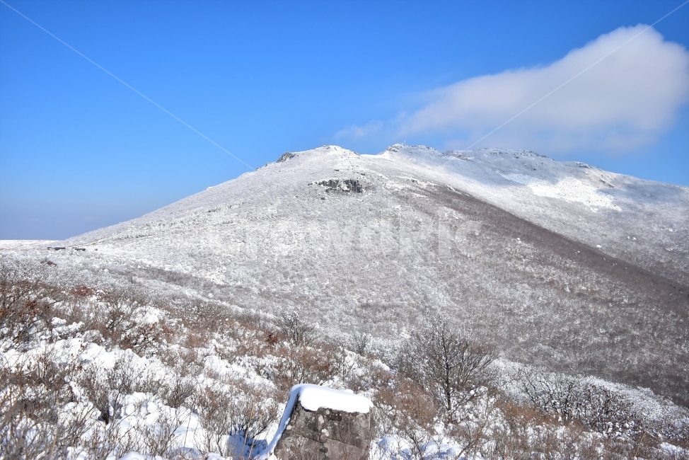 무등산,국립공원,풍경,힐링,산행,설경,상고대,서리꽃,서석대,입석대,안양산,백마능선,장불재,증심사,중봉,중머리재,천왕봉,지왕봉,Korea,National,Park,눈풍경,등산,주상절리,판타스틱,겨울왕국,겨울,지질공원,인왕봉,천지인,설국,2018년,1월,눈꽃,파란하늘,트레킹,winter,landscape,감성,아름다운,황홀한,장관,비경,선경,최고,사진,겨울,계절,winter,season,자연,풍경,nature,landscape,한국자연풍경,한국자연경관,korea nature landscape,outdoors,옥외,mountain,산,slope,경사,mountain range,산맥