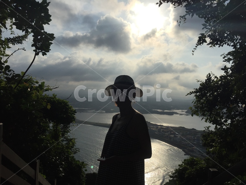 제주도,여행,성산일출봉,바다,나무,구름,여름,역광,실루엣,햇빛,태양,햇볕,더위,사람,인물,인간,human,person,여성,여자,woman,female,lady,인물실루엣,사람실루엣,character silhouette,human silhouette,clothing,의류,apparel,의복,hat,모자