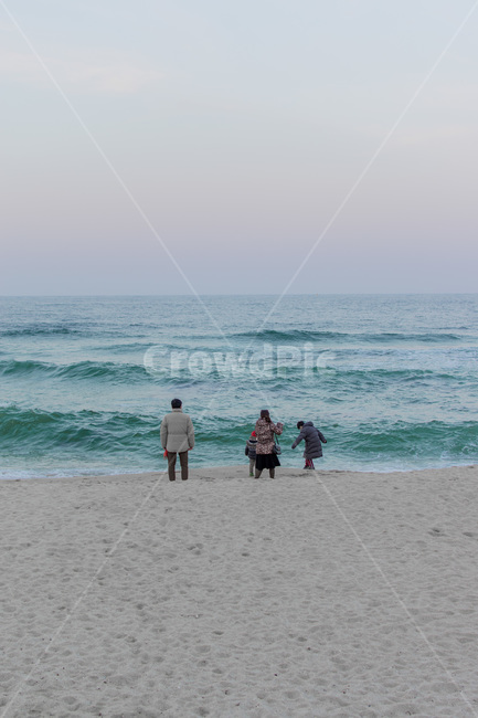 바다,파랑,가족,뒷모습,색감,감성,해변,바다,beach,sea,사람들,대중,군중,other people,crowd