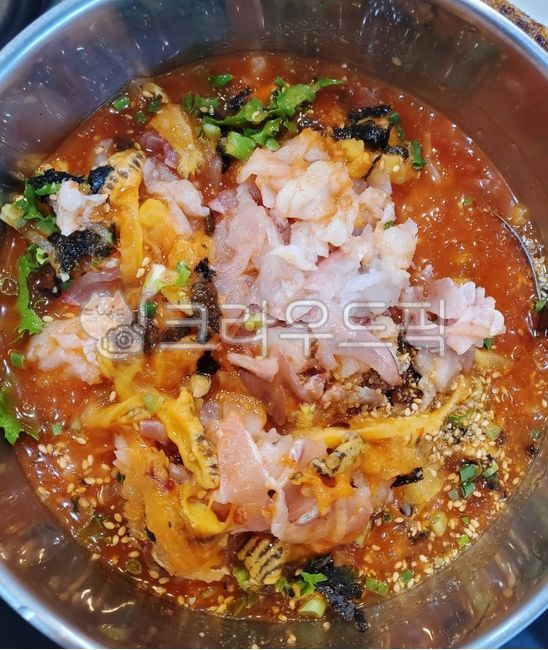 물회,모듬물회,날음식,멍게,소라,회,생선회,해물,양푼이물회,양푼이,해산물,수산물,참깨,깨,육수,살얼음,사시미,얼음,야채,채소,차가운,시원한,음식,요리,식사,식재료,멍게회,먹방,국자,양념,food,dish,cook,meal,fish,ice,seafood