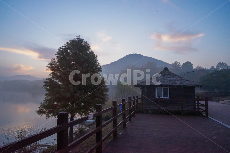 일출,여명,호수,나무,산,구름,하늘,안개,물안개,자연,풍경,nature,landscape,한국자연풍경,한국자연경관,korea nature landscape,outdoors,옥외,building,건물