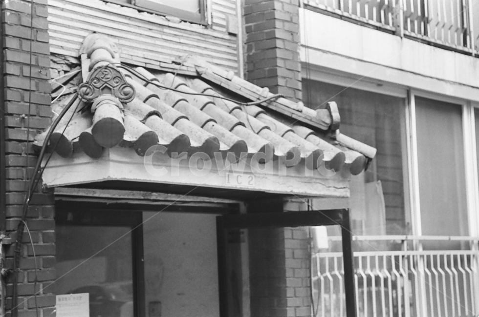흑백필름,집,옛날집,흑백,건물,흑백,모노톤,monochrome,black and white,건축물,건물외관,exterior,building,structure,architecture,construction