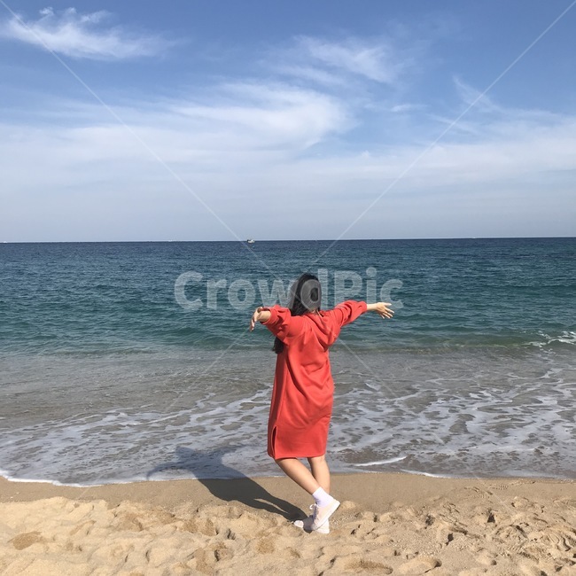 water,물,자연,nature,대양,ocean,sea,바다,사람,뒷모습,속초,자유,행복,꿈,여자,해변,바다,beach,sea,사람,인물,인간,human,person,여성,여자,woman,female,lady