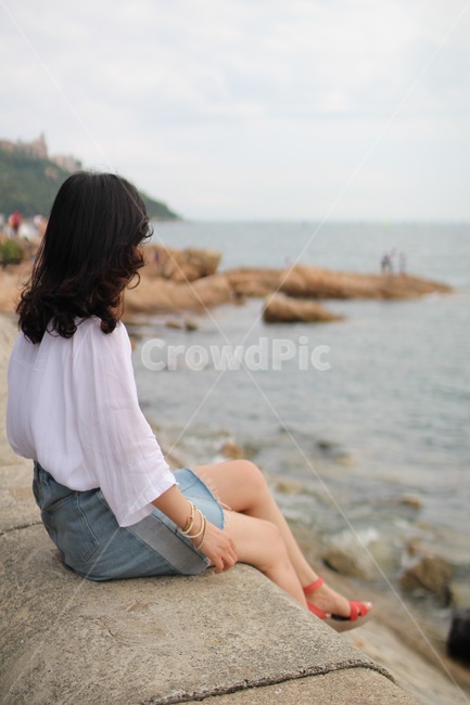 여성,인물,풍경,바다,방파제,뒷모습,등,사람,인물,인간,human,person,여성,여자,woman,female,lady,고독함,외로움,쓸쓸함,우울함,슬픔,lonely,solitary