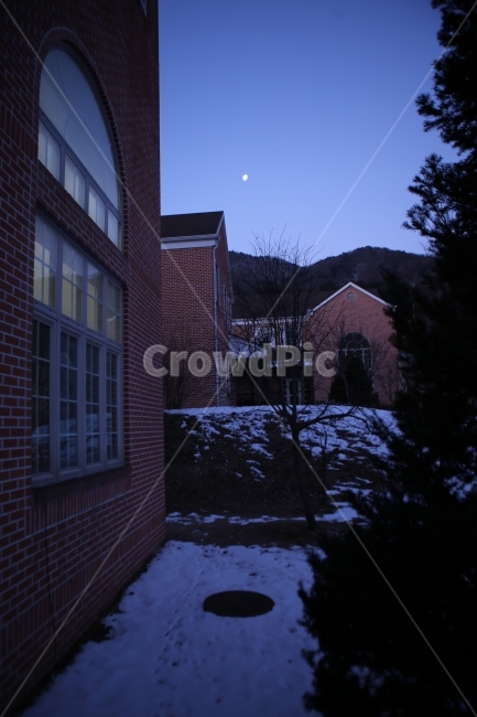 하늘,아침,달,건물,겨울,겨울,계절,winter,season,건축물,건물외관,exterior,building,structure,architecture,construction