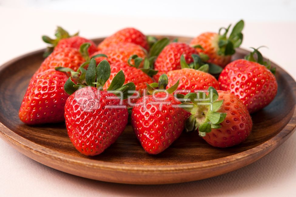 음식,다이어트,딸기,과일,스트로베리,레드,빨강,녹색,그린,꼭지,싱싱한,채소,흰색,화이트,백그라운드,누끼,신선한,프레쉬,달콤한,맛있는,프루트,베리,디저트,푸드,건강,클로즈업,생과일,유기농,여름과일,새콤달콤,우드,볼,그릇,나무,접시,트레이,담다,여백
