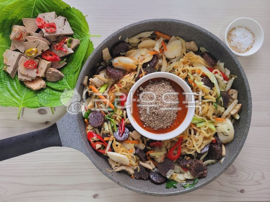 Stirfried Sundae,salt,liver,seasoning sauce,food,meal,Korean food,ingredients,cooking,sundae,koreanfood