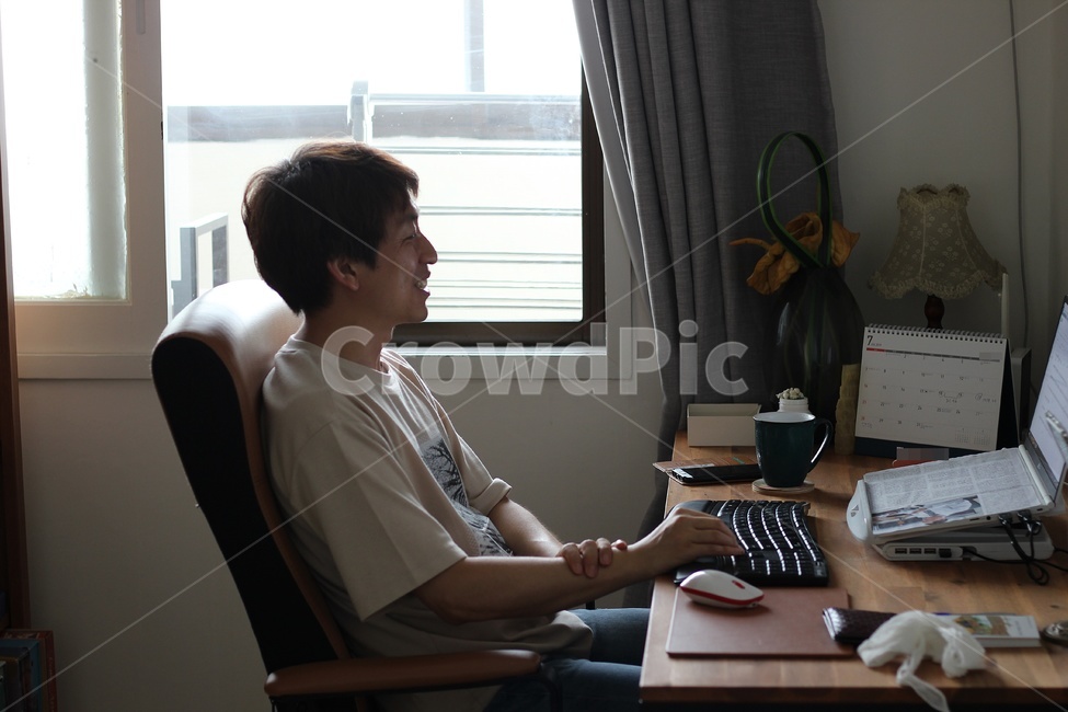 백수,한량,재택근무,남자,30대,방,반팔,노트북,마우스,키보드,컵,전등,화분,커튼,햇살,창문,의자,웃음