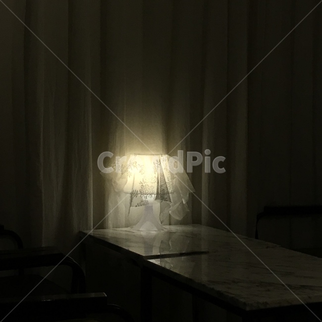 분위기,조명,데스크조명,밤,lamplight,커튼,curtain,lace