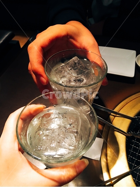 커플,술자리,술한잔,이자까야,분위기,데이트,건배,얼음잔,커플술자리,술,술집,건배사