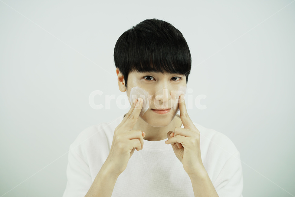 남자,뷰티,스킨케어,피부관리,화장품,로션,beauty,skincare,cosmetic,남성,lotion,그루밍족,사람,인물,인간,human,person,얼굴표정,facial expression,face,남성,남자,man,male,감정표현,기분,feeling,emotion,뷰티,미용,beauty treatment