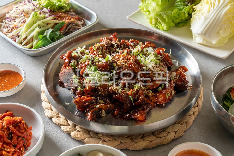 side dish,Pork feet,Lettuce,spicy pigs feet,napa cabbage,Korean,spicy,Tray noodles,food