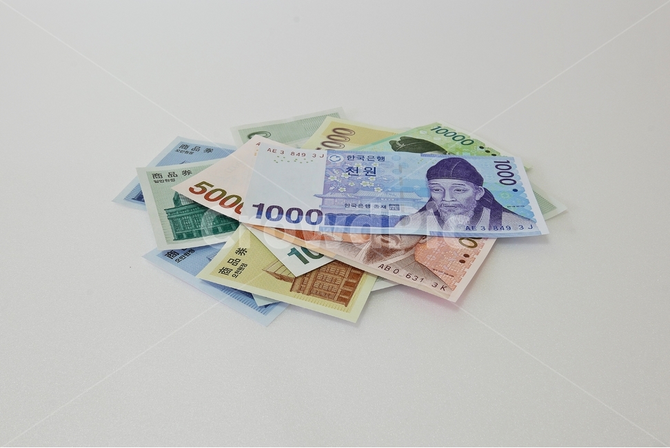 돈,지폐,상품권,수표,한국은행권,정돈,진열,화폐,종이,유가증권,통용,재화,백화점,마트,구입,구매,교환,선물,기프트권,사은권,기념일,증정,천원,오천원,만원,오만원,금융,돈,finance,banking,money,누끼,remove background