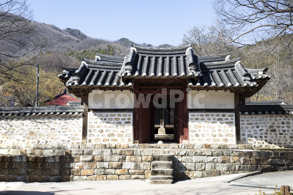 향토유적,유적,육괴정,이천시,사당,기와,지붕,한옥,대문,담장,건물,팔작지붕,골기와,기둥,벽면,산,하늘,나무,역사,돌계단,석축,전통,한국전통